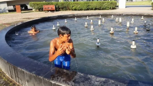 Serinlemek için 220 volt elektriğin içinde yüzdüler