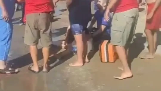 Serinlemek için denize giren 2 kişi boğulmaktan kurtarıldı
