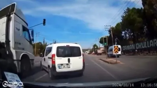 Şerit değiştiren ticari araca çarpan tır yan yattı: 2 yaralı