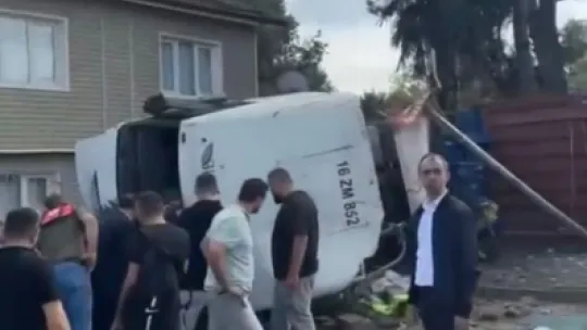 Şerit değiştiren ticari araca çarpan tır yan yattı: 2 yaralı