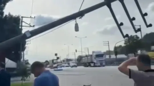 Şerit değiştiren ticari araca çarpan tır yan yattı: 2 yaralı