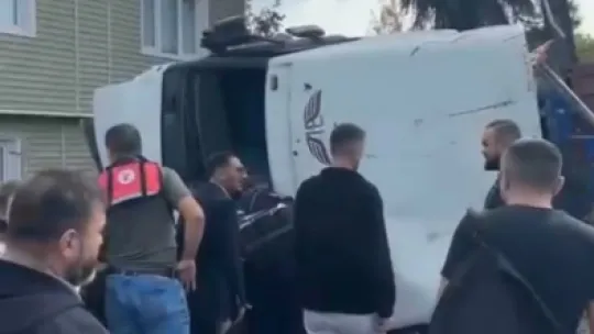 Şerit değiştiren ticari araca çarpan tır yan yattı: 2 yaralı