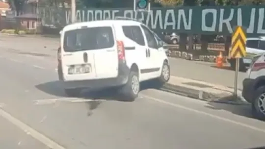Şerit değiştiren ticari araca çarpan tır yan yattı: 2 yaralı