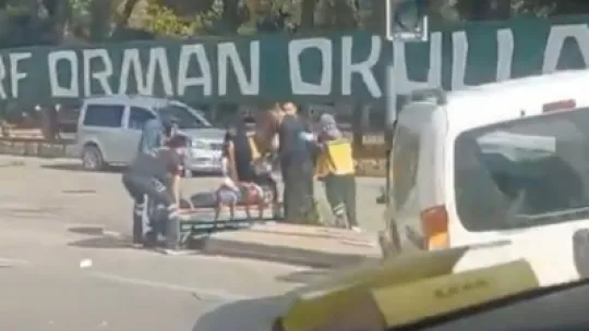 Şerit değiştiren ticari araca çarpan tır yan yattı: 2 yaralı