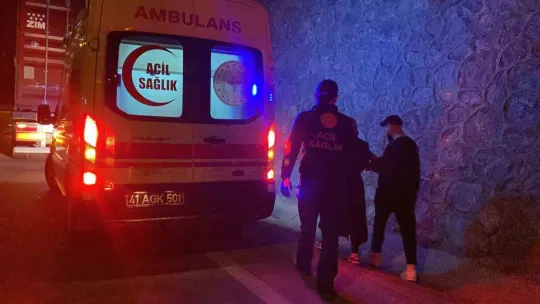 Şerit değiştiren tır panelvanı bariyere sıkıştırdı