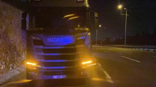 Şerit değiştiren tır panelvanı bariyere sıkıştırdı