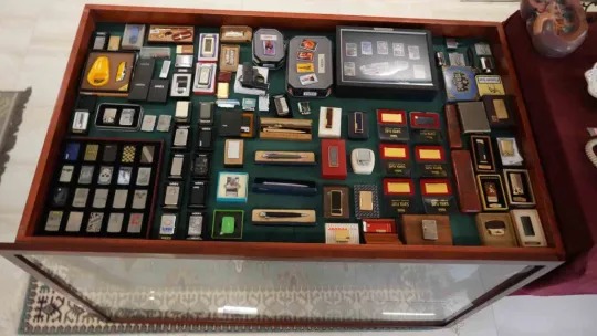 Servet değerindeki çakmaklar görenlerin ilgisini çekiyor