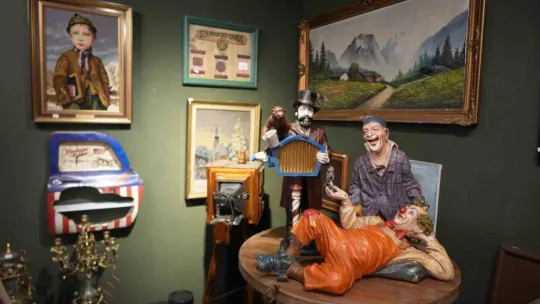 Servet değerindeki çakmaklar görenlerin ilgisini çekiyor