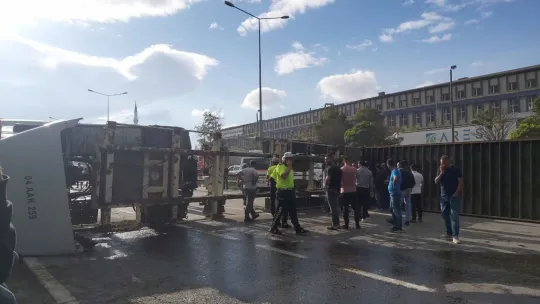 Servis aracı devrilen tıra çarptı: 5 yaralı