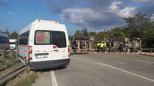 Servis aracı devrilen tıra çarptı: 5 yaralı