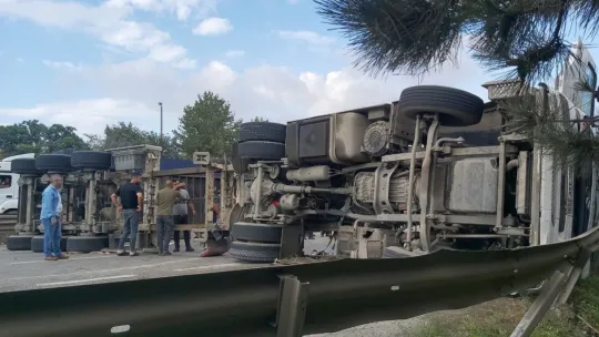 Servis aracı devrilen tıra çarptı: 5 yaralı
