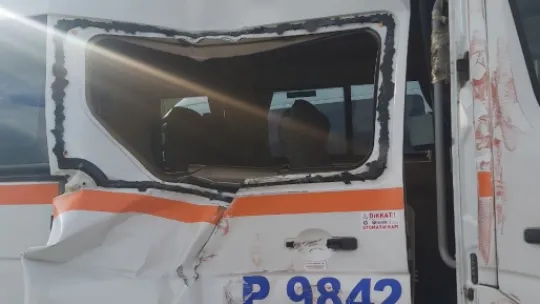 Servis aracı devrilen tıra çarptı: 5 yaralı