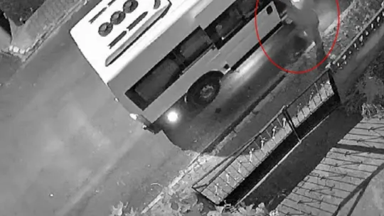 Servis aracı ile apartmanın önünden çöp bidonu çaldılar