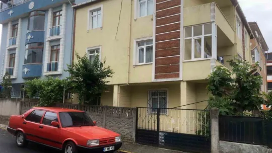 Servis aracı ile apartmanın önünden çöp bidonu çaldılar