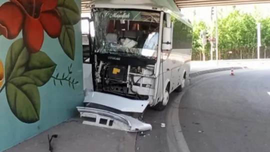 Servis aracı köprü ayağına çarptı, sürücü yaralandı