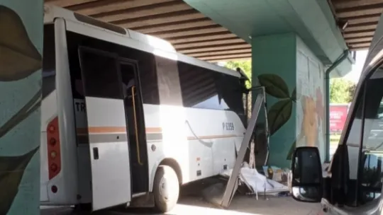 Servis aracı köprü ayağına çarptı, sürücü yaralandı