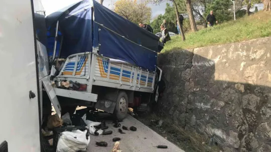 Efe Tur otobüsü ile kamyonet çarpıştı
