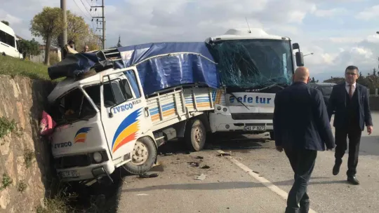 Efe Tur otobüsü ile kamyonet çarpıştı