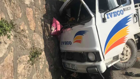 Efe Tur otobüsü ile kamyonet çarpıştı