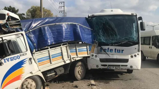 Efe Tur otobüsü ile kamyonet çarpıştı