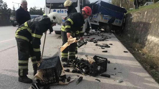 Efe Tur otobüsü ile kamyonet çarpıştı