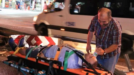 Servis minibüsü bariyere çarpttı: 7 yaralı!