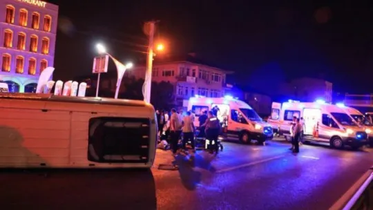 Servis minibüsü bariyere çarpttı: 7 yaralı!