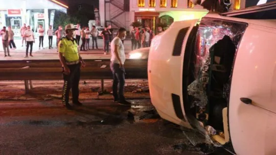 Servis minibüsü bariyere çarpttı: 7 yaralı!