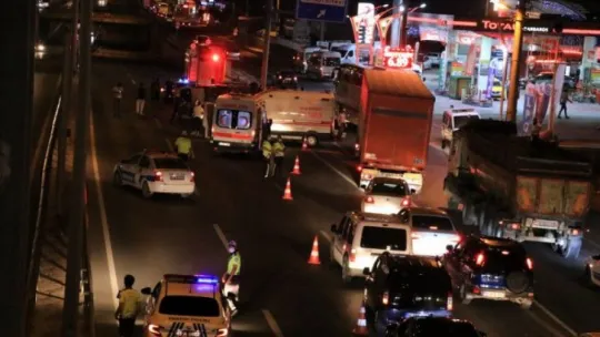 Servis minibüsü bariyere çarpttı: 7 yaralı!