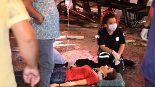 Servis minibüsü bariyere çarpttı: 7 yaralı!