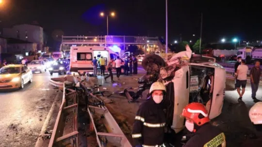 Servis minibüsü bariyere çarpttı: 7 yaralı!