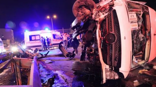 Servis minibüsü bariyere çarpttı: 7 yaralı!