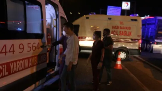 Servis minibüsü bariyere çarpttı: 7 yaralı!