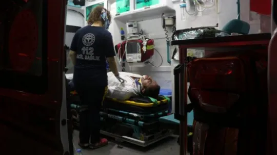 Servis minibüsü bariyere çarpttı: 7 yaralı!