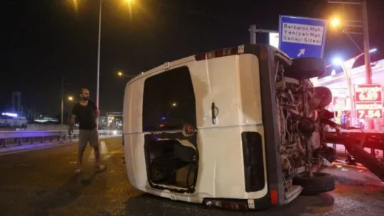 Servis minibüsü bariyere çarpttı: 7 yaralı!