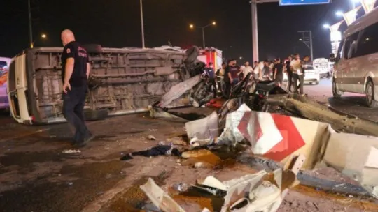 Servis minibüsü bariyere çarpttı: 7 yaralı!