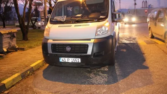 Servis minibüsü elektrikli bisikletle çarpıştı