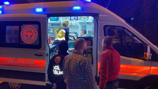 Servis minibüsü ile otomobil çarpıştı: Yaralılar var