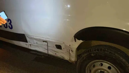 Servis minibüsü ile otomobil çarpıştı: Yaralılar var
