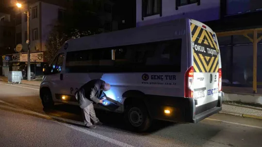 Servis minibüsü ile otomobil çarpıştı: Yaralılar var