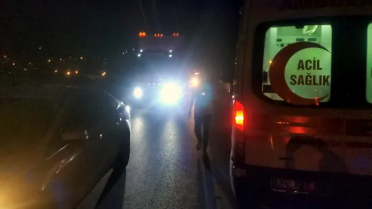 Servis minibüsü ile otomobil çarpıştı