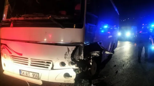 Servis minibüsü ile otomobil çarpıştı