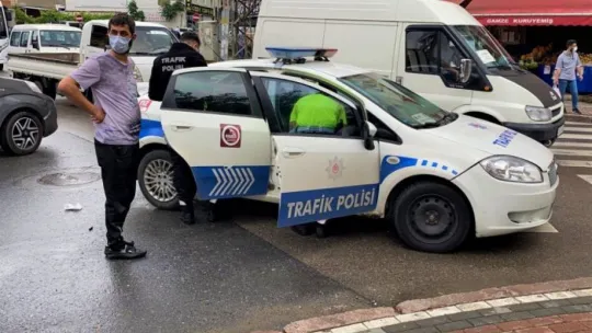 Servis minibüsü motosikletli kuryeyle çarpıştı!