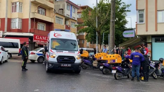 Servis minibüsü motosikletli kuryeyle çarpıştı!