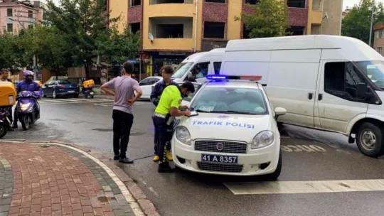 Servis minibüsü motosikletli kuryeyle çarpıştı!