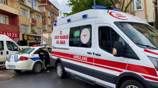 Servis minibüsü motosikletli kuryeyle çarpıştı!