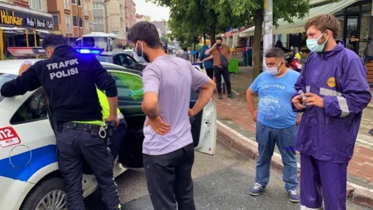 Servis minibüsü motosikletli kuryeyle çarpıştı!