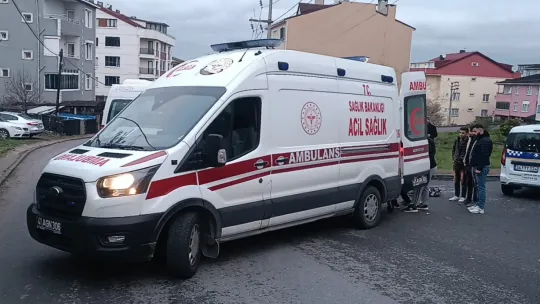 Servis minibüsüyle motosiklet kafa kafaya çarpıştı