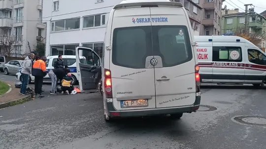 Servis minibüsüyle motosiklet kafa kafaya çarpıştı