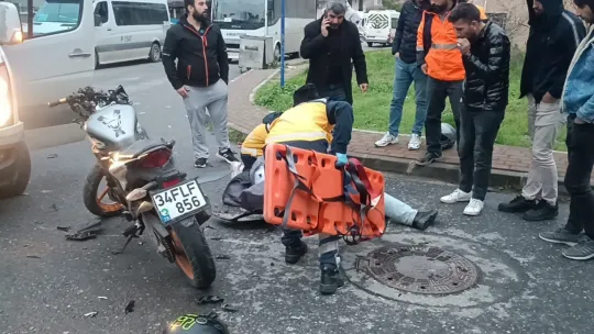Servis minibüsüyle motosiklet kafa kafaya çarpıştı